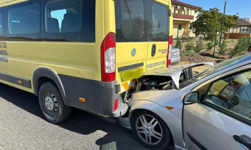 Patru elevi din Tulcea au ajuns la spital, după ce o maşină a intrat în microbuzul şcolar în care se aflau/ Foto: News.ro