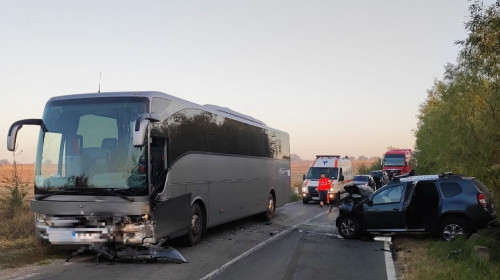 Un autocar şi un autoturism, implicate într-un accident pe DN5A