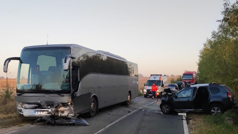 Un autocar şi un autoturism, implicate într-un accident pe DN5A