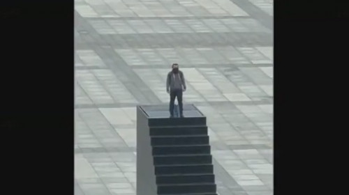 Un bărbat s-a urcat pe un monument din piaţa centrală din Varşovia şi ameninţă că se aruncă în aer