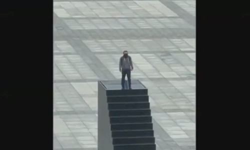 Un bărbat s-a urcat pe un monument din piaţa centrală din Varşovia şi ameninţă că se aruncă în aer