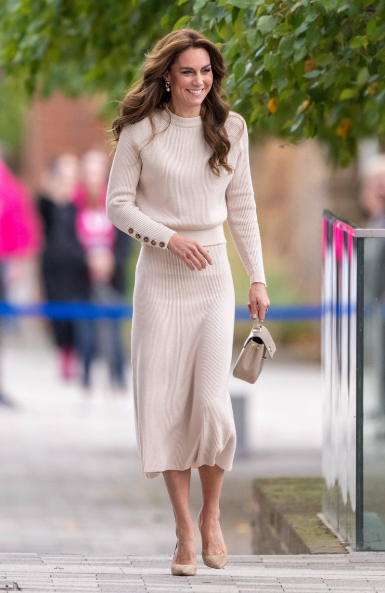 Kate Middleton, lecție de stil într-un costum tricotat la Piatra Neamț