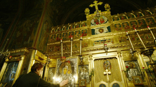 Peste 300.000 de pelerini s-au închinat la moaştele Sfintei Cuvioase Parascheva, la Catedrala Mitropolitană din Iași.