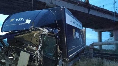 Un camion a căzut de pe un pod pe calea ferată din Brăila/ PJ Brăila