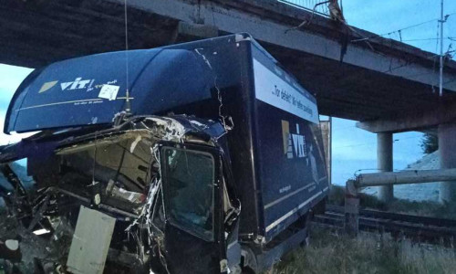 Un camion a căzut de pe un pod pe calea ferată din Brăila/ PJ Brăila