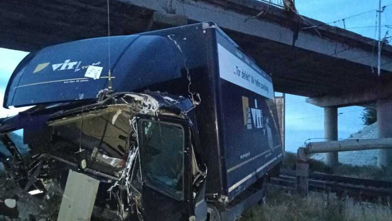Un camion a căzut de pe un pod pe calea ferată din Brăila/ PJ Brăila