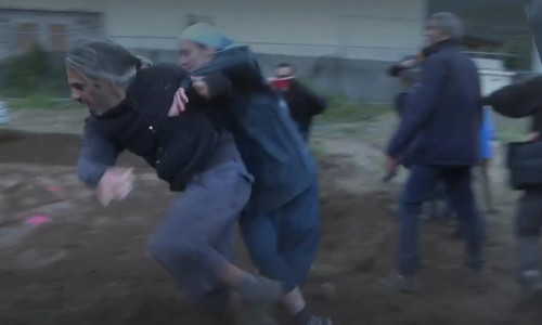 Momentul când o călugăriță a placat ca la rugby un activist climatic care protesta împotriva ridicării unei biserici/ Captură video