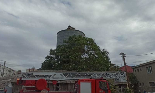 Un bărbat de 50 de ani ameninţă că se va arunca de pe castelul de apă din apropierea Gării Bârlad/ Foto: ISU Vaslui