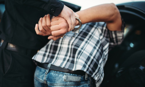 Bărbat arestat/ Shutterstock