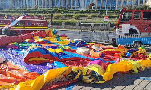 Patru copii au fost răniți, după ce un tobogan gonflabil s-a răsturnat/ Facebook