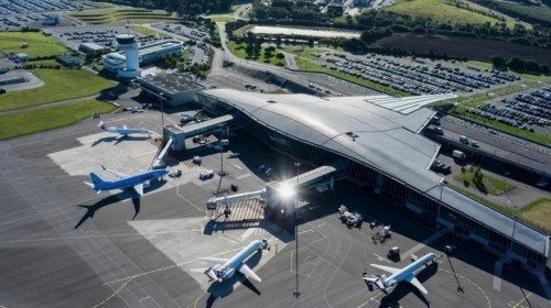 Un fulger a lovit turnul de control al aeroportului din Brest/ Twitter