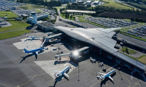 Un fulger a lovit turnul de control al aeroportului din Brest/ Twitter