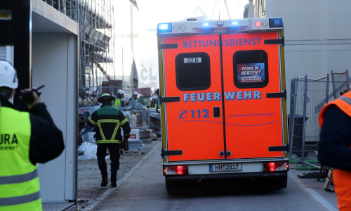 Several construction workers fall from scaffolding in Hamburg