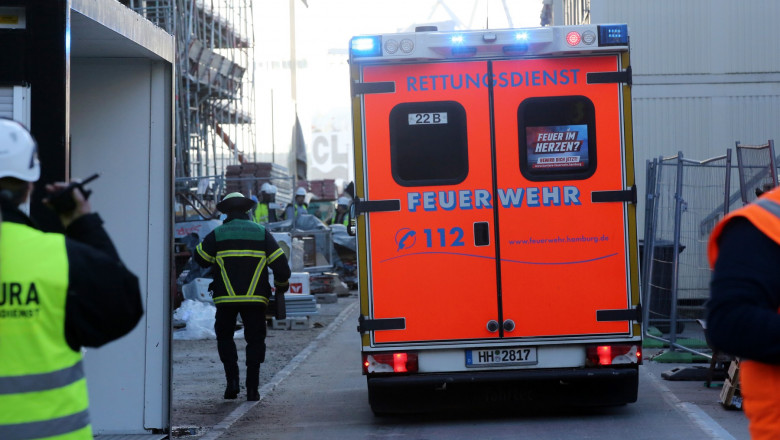 Several construction workers fall from scaffolding in Hamburg