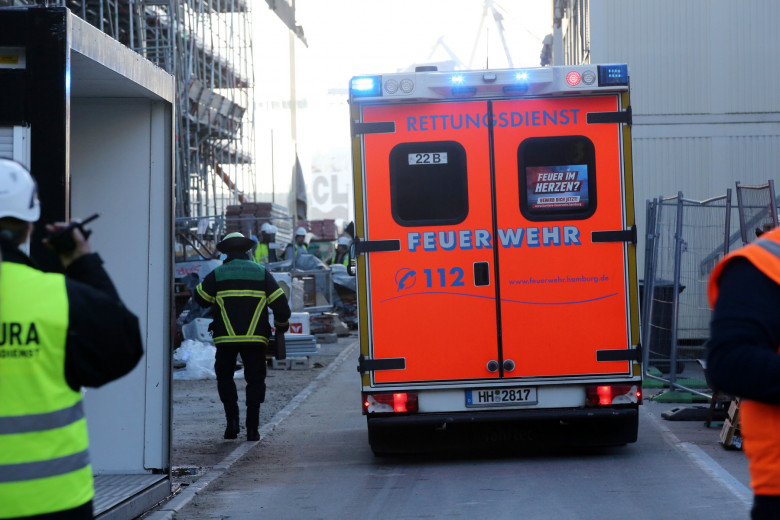Several construction workers fall from scaffolding in Hamburg