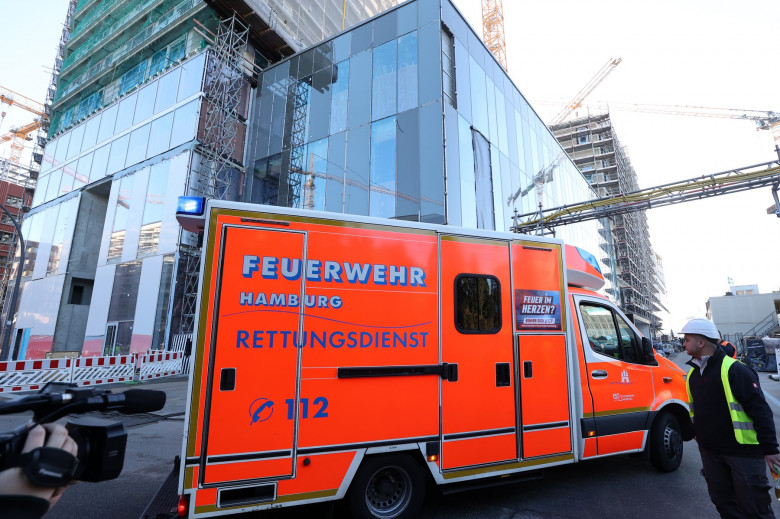 Several construction workers fall from scaffolding in Hamburg