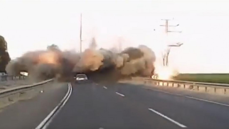 Momentul în care o rachetă cade pe o autostradă de lângă Ashdod/ Captură video Twitter
