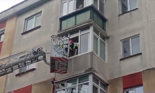 Un copil de 4 ani din Ploiești s-a încuiat în apartament/ Captură video