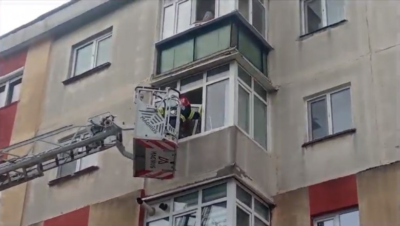 Un copil de 4 ani din Ploiești s-a încuiat în apartament/ Captură video