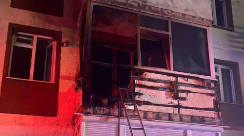 Încendiu într-un bloc de locuințe din Piatra Neamț/ Foto: ISU Neamț