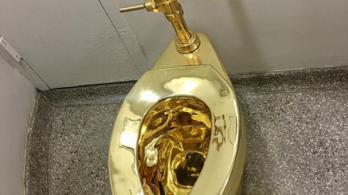 Patru bărbaţi din Marea Britanie au furat o toaletă din aur masiv de la Palatul Blenheim/ Foto: Twitter