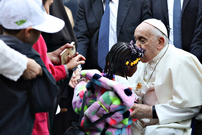 Roma, Papa Francesco durante l'udienza con i bambini di tutto il mondo nell'Aula Paolo VI in Vaticano