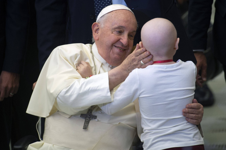 Roma, Papa Francesco durante l'udienza con i bambini di tutto il mondo nell'Aula Paolo VI in Vaticano