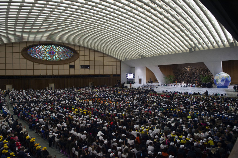 Roma, Papa Francesco durante l'udienza con i bambini di tutto il mondo nell'Aula Paolo VI in Vaticano