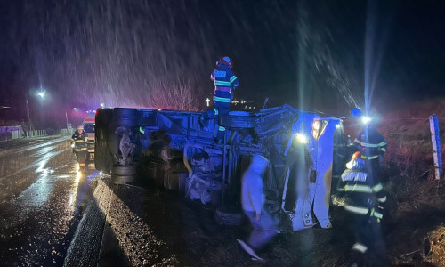 Un autocar în care se aflau şapte persoane s-a răsturnat pe un drum din Suceava/ Foto: ISU Suceava