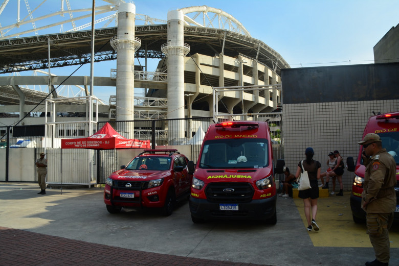 Fans Of Singer Taylor Swift Suffer From The Heat In Rio De Janeiro