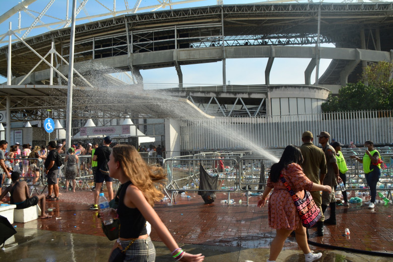 Fans Of Singer Taylor Swift Suffer From The Heat In Rio De Janeiro