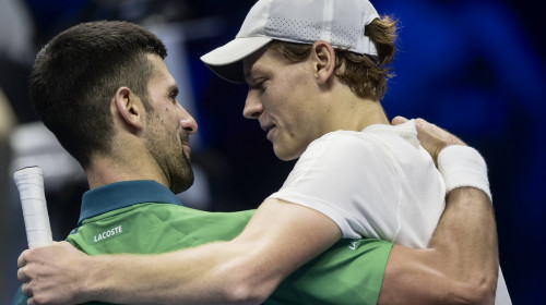 Nitto ATP, Tennis Herren Finals - Day Three Novak Djokovic (L) of Serbia hugs Jannik Sinner of Italy at the end of the r