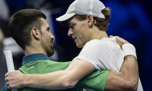 Nitto ATP, Tennis Herren Finals - Day Three Novak Djokovic (L) of Serbia hugs Jannik Sinner of Italy at the end of the r