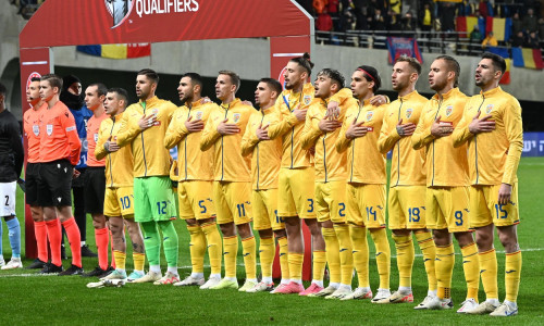 Fotbalistii romani la startul meciului de fotbal dintre Israel si Romania, din cadrul preliminariilor Campionatului Euro