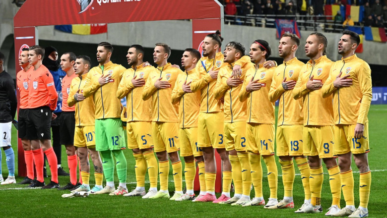 Fotbalistii romani la startul meciului de fotbal dintre Israel si Romania, din cadrul preliminariilor Campionatului Euro
