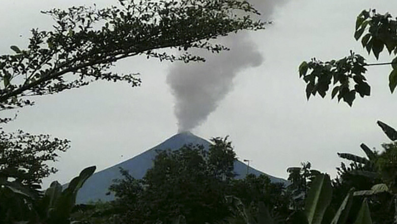 Vulcanul Ulawun din Papua Noua Guinee a erupt/ Foto: Profimedia