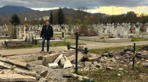 Viceprimarul Braşovului şi-a găsit biroul sigilat, după ce primarul Allen Coliban l-a mutat la cimitir