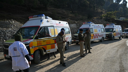Ambulanțele din India, pregătite pentru preluarea celor 41 de muncitori blocaţi de aproape două săptămâni într-un tunel/ Profimedia