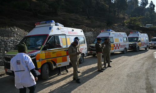 Ambulanțele din India, pregătite pentru preluarea celor 41 de muncitori blocaţi de aproape două săptămâni într-un tunel/ Profimedia