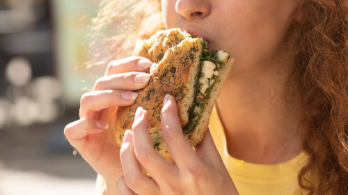 O femeie a plătit din greșeală 7.000 de dolari pentru un sandviș de 7 dolari/ Shutterstock