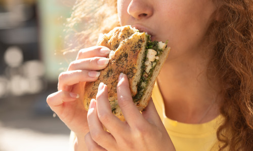 O femeie a plătit din greșeală 7.000 de dolari pentru un sandviș de 7 dolari/ Shutterstock
