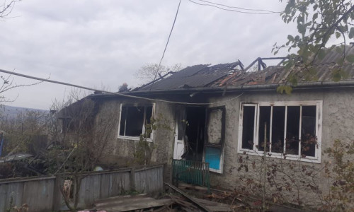 O fetiţă de doi ani a suferit arsuri pe faţă şi pe mâini după ce a izbucnit un incendiu în camera în care se juca/ News.ro