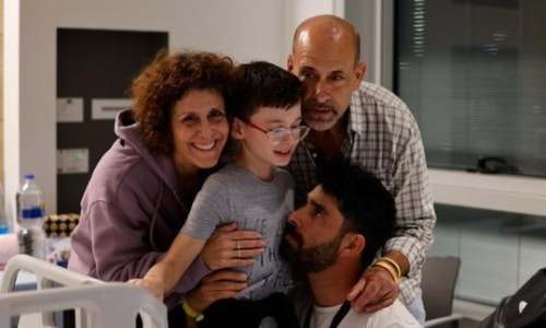 Momente emoţionante la reunirea foştilor copii ostatici ai Hamas cu familia/ Twitter