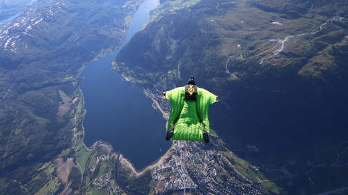 Un pilot francez a fost condamnat după ce a ucis din greșeală un practicant al zborului cu wingsuit cu aripa avionului/ Foto: Shutterstock