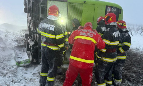 Un autocar în care se aflau 40 de persoane s-a răsturnat în Ialomiţa/ ISU Ialomita
