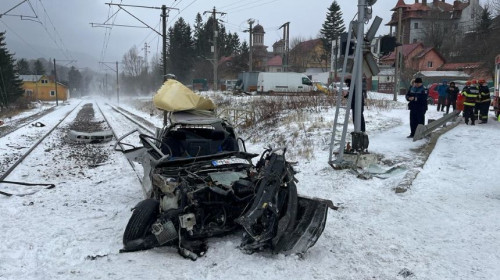 Mașină lovită de tren în Bușteni/ Foto: ISU Bușteni