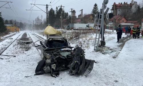 Mașină lovită de tren în Bușteni/ Foto: ISU Bușteni