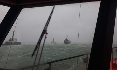 O navă a fost avariată după ce a lovit un remorcher şi un dig în Portul Constanţa/ Foto: News.ro.