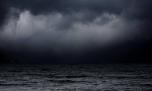 Abstract,Dark,Background.,Sea,Waves,Against,The,Black,Sky