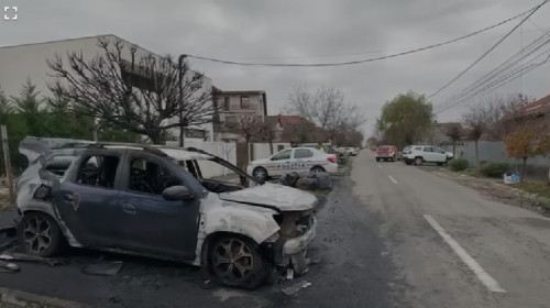 Maşina de serviciu a şefului de la Pieţe SA Timişoara a luat foc/ Foto: News.ro.
